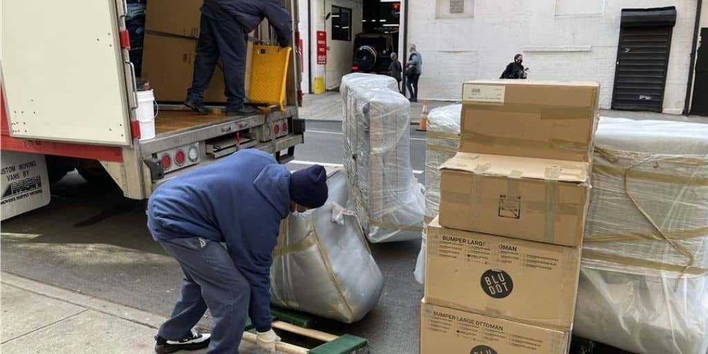 Rent a pickup truck in Dubai for loading and moving goods.